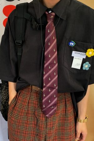 Retro Hong Kong Style Short Sleeve Shirt with Brooch Flower - Trendy Loose Fit Couple Top for Versatile Dopamine Fashion