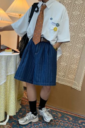 Retro Hong Kong Style Short Sleeve Shirt with Brooch Flower - Trendy Loose Fit Couple Top for Versatile Dopamine Fashion