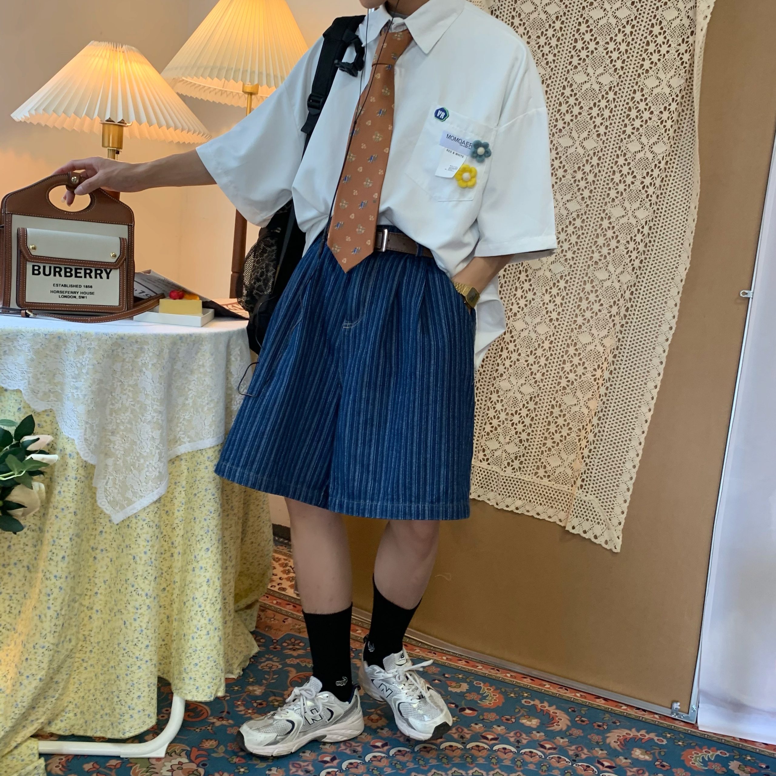 Retro Hong Kong Style Short Sleeve Shirt with Brooch Flower - Trendy Loose Fit Couple Top for Versatile Dopamine Fashion Retro Hong Kong Style Short Sleeve Shirt with Brooch Flower - Trendy Loose Fit Couple Top for Versatile Dopamine Fashion