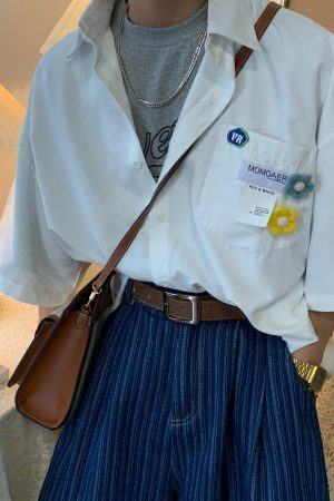 Retro Hong Kong Style Short Sleeve Shirt with Brooch Flower - Trendy Loose Fit Couple Top for Versatile Dopamine Fashion