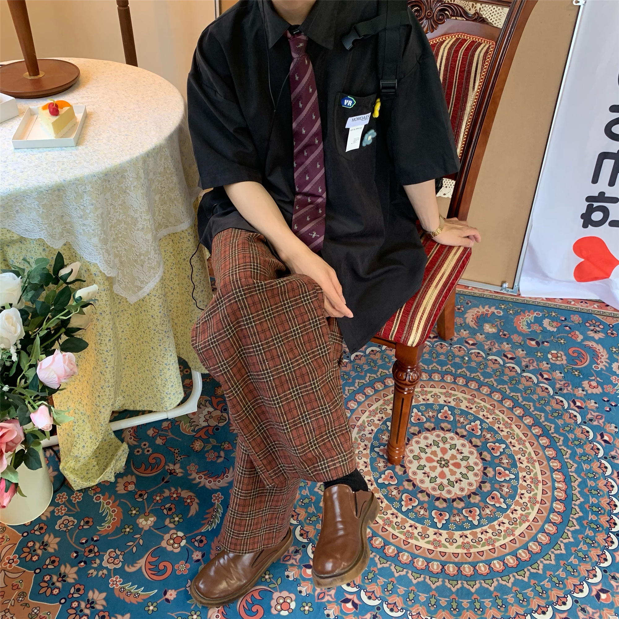 Retro Hong Kong Style Short Sleeve Shirt with Brooch Flower - Trendy Loose Fit Couple Top for Versatile Dopamine Fashion Retro Hong Kong Style Short Sleeve Shirt with Brooch Flower - Trendy Loose Fit Couple Top for Versatile Dopamine Fashion