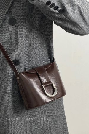 Retro Horseshoe Buckle Water Bucket Bag for Women - 2024 Mini Commuter Handbag, Stylish Shoulder Crossbody Bag