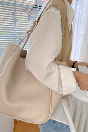 Retro æ¸¯é£Ž Large Capacity Shoulder Tote Bag for Women - Chic Commuting Underarm Design