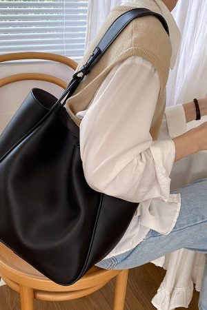 Retro æ¸¯é£Ž Large Capacity Shoulder Tote Bag for Women - Chic Commuting Underarm Design