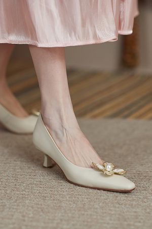 Retro Pearl Pointed-Toe Flats for Women - Stylish Mid-Heel Versatile Summer Footwear with Elegant Literary Vibe