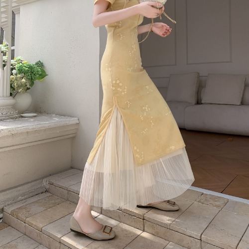 Retro Qipao Inner Slip Dress with Mesh Pleated Half Skirt, Layered Lace Solid Color Flared Design, Perfect for Y2K Fashion Retro Qipao Inner Slip Dress with Mesh Pleated Half Skirt, Layered Lace Solid Color Flared Design, Perfect for Y2K Fashion