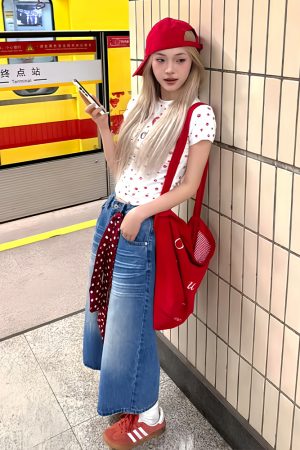 Retro Short-Sleeve T-Shirt for Women, Summer All-Over Print Heart & Dog Paw, White Slim Fit Top for Sweet & Spicy Style