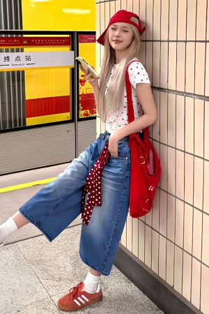 Retro Short-Sleeve T-Shirt for Women, Summer All-Over Print Heart & Dog Paw, White Slim Fit Top for Sweet & Spicy Style