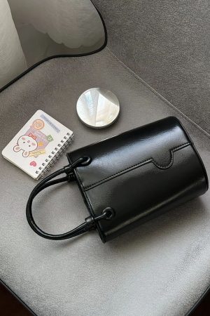 Retro Small-Volume Bucket Bag for Autumn/Winter - Versatile Shoulder & Crossbody Design with Enhanced Texture