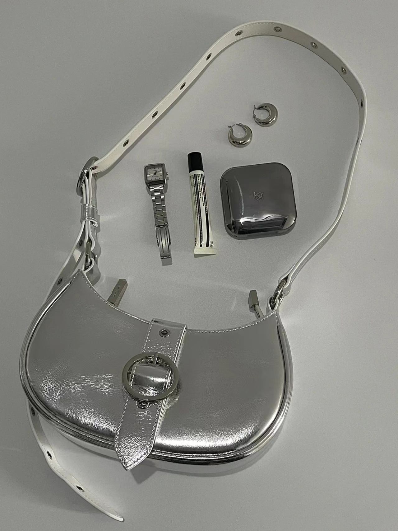 Retro Textured Silver Motorcycle Saddle Bag for Women - 2025 New Model, Fashionable Underarm Crossbody Design Retro Textured Silver Motorcycle Saddle Bag for Women - 2025 New Model, Fashionable Underarm Crossbody Design