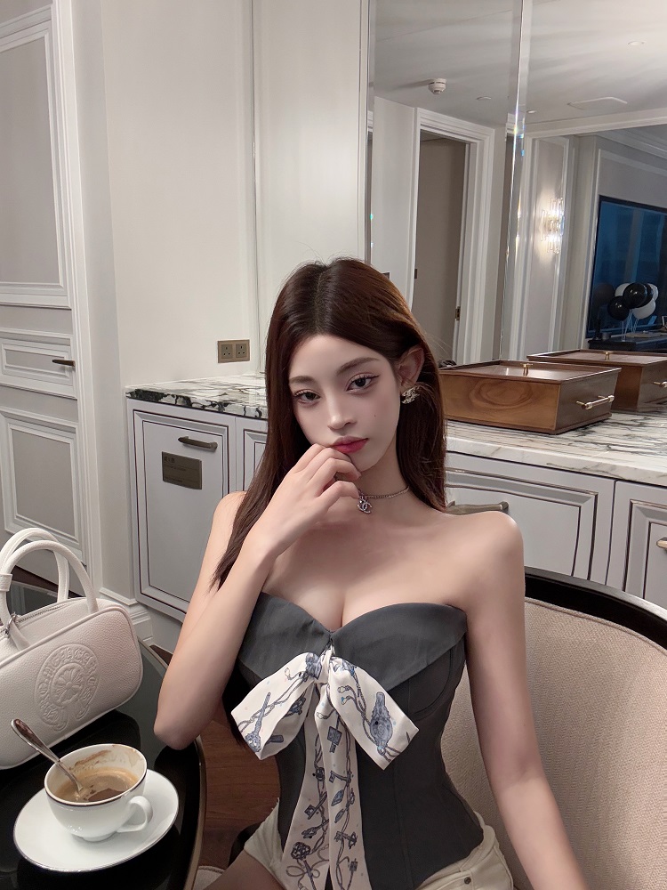 Sexy Strapless Camisole for Women with Bow and Fishbone Corset - Elegant High-End Feel, Perfect for Night Out or Special Occasions Sexy Strapless Camisole for Women with Bow and Fishbone Corset - Elegant High-End Feel, Perfect for Night Out or Special Occasions