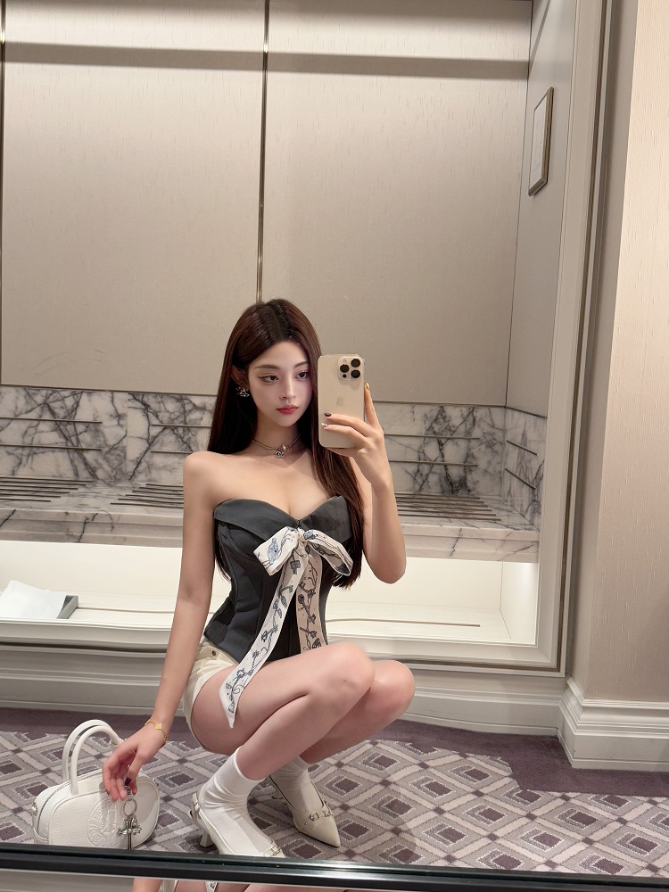 Sexy Strapless Camisole for Women with Bow and Fishbone Corset - Elegant High-End Feel, Perfect for Night Out or Special Occasions Sexy Strapless Camisole for Women with Bow and Fishbone Corset - Elegant High-End Feel, Perfect for Night Out or Special Occasions