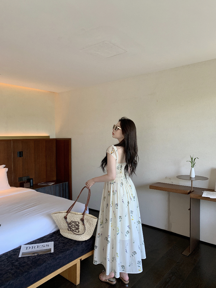 Slightly Chubby Green Floral Plus-Size Dress with Square Neck and Off-Shoulder Design, Small Flying Sleeves, Summer Tea Style Slightly Chubby Green Floral Plus-Size Dress with Square Neck and Off-Shoulder Design, Small Flying Sleeves, Summer Tea Style