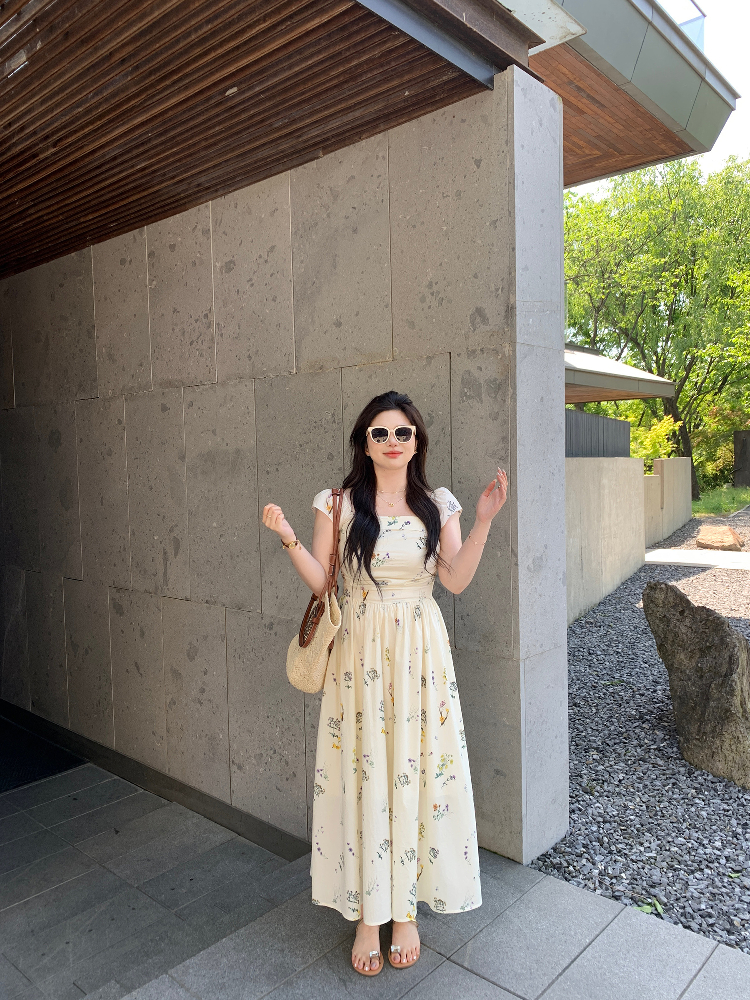 Slightly Chubby Green Floral Plus-Size Dress with Square Neck and Off-Shoulder Design, Small Flying Sleeves, Summer Tea Style Slightly Chubby Green Floral Plus-Size Dress with Square Neck and Off-Shoulder Design, Small Flying Sleeves, Summer Tea Style