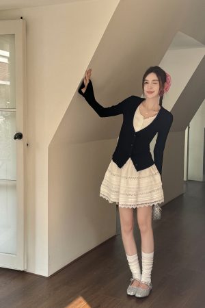 Slim-Fit Black and White V-Neck Faux Two-Piece Cardigan with Flared Long Sleeves T-Shirt Top for Spring and Autumn