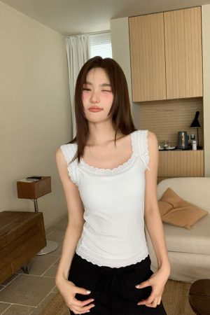 Slim-Fit Lace Edge Padded Camisole for Women - Summer Bow Sleeveless Top, Trendy Niche Design, Perfect for Casual and Y2K Style