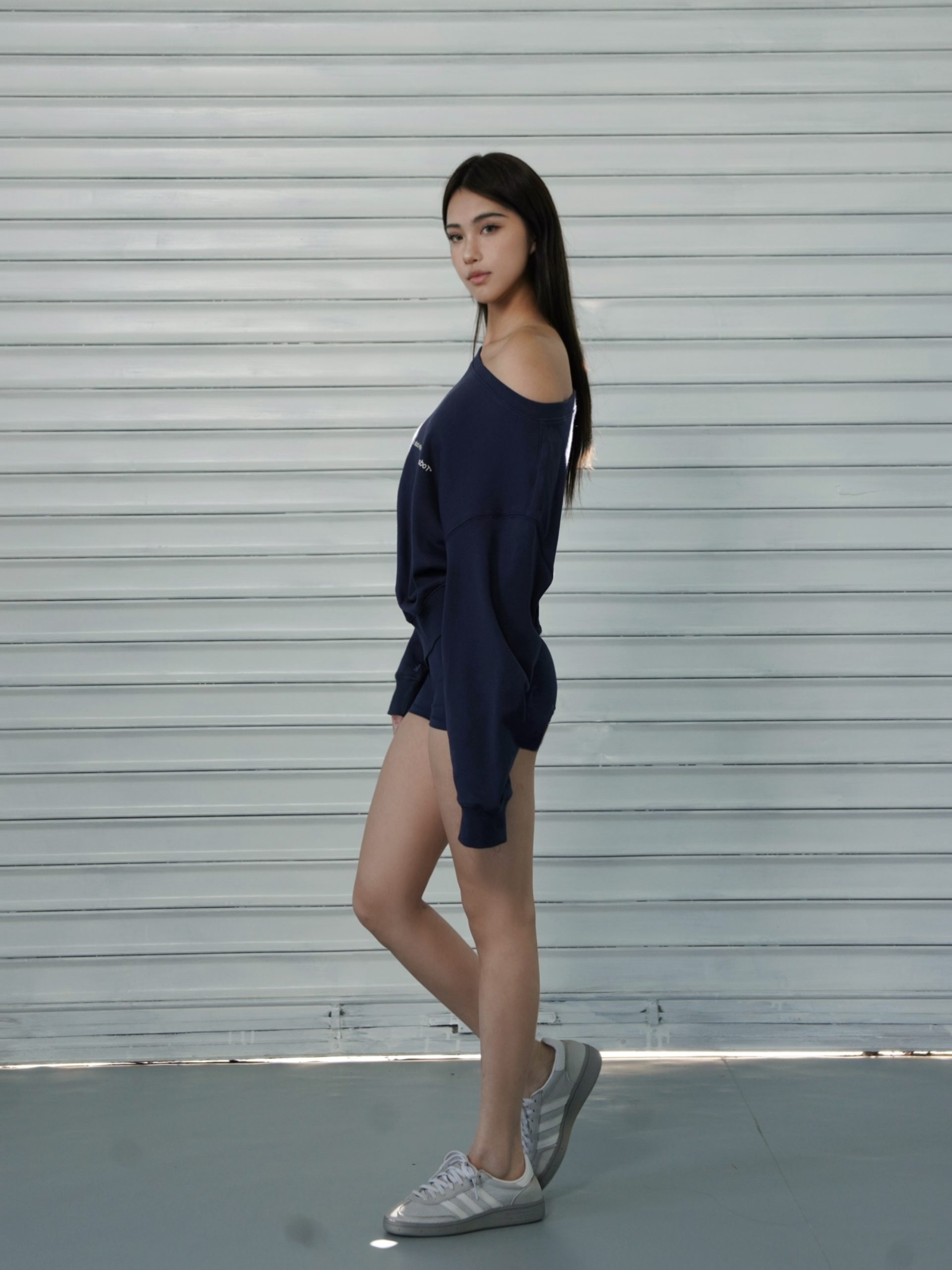 Slouchy Oversized Sweatshirt with Retro Casual One-Shoulder Design - Y2K Inspired Fashion Slouchy Oversized Sweatshirt with Retro Casual One-Shoulder Design - Y2K Inspired Fashion