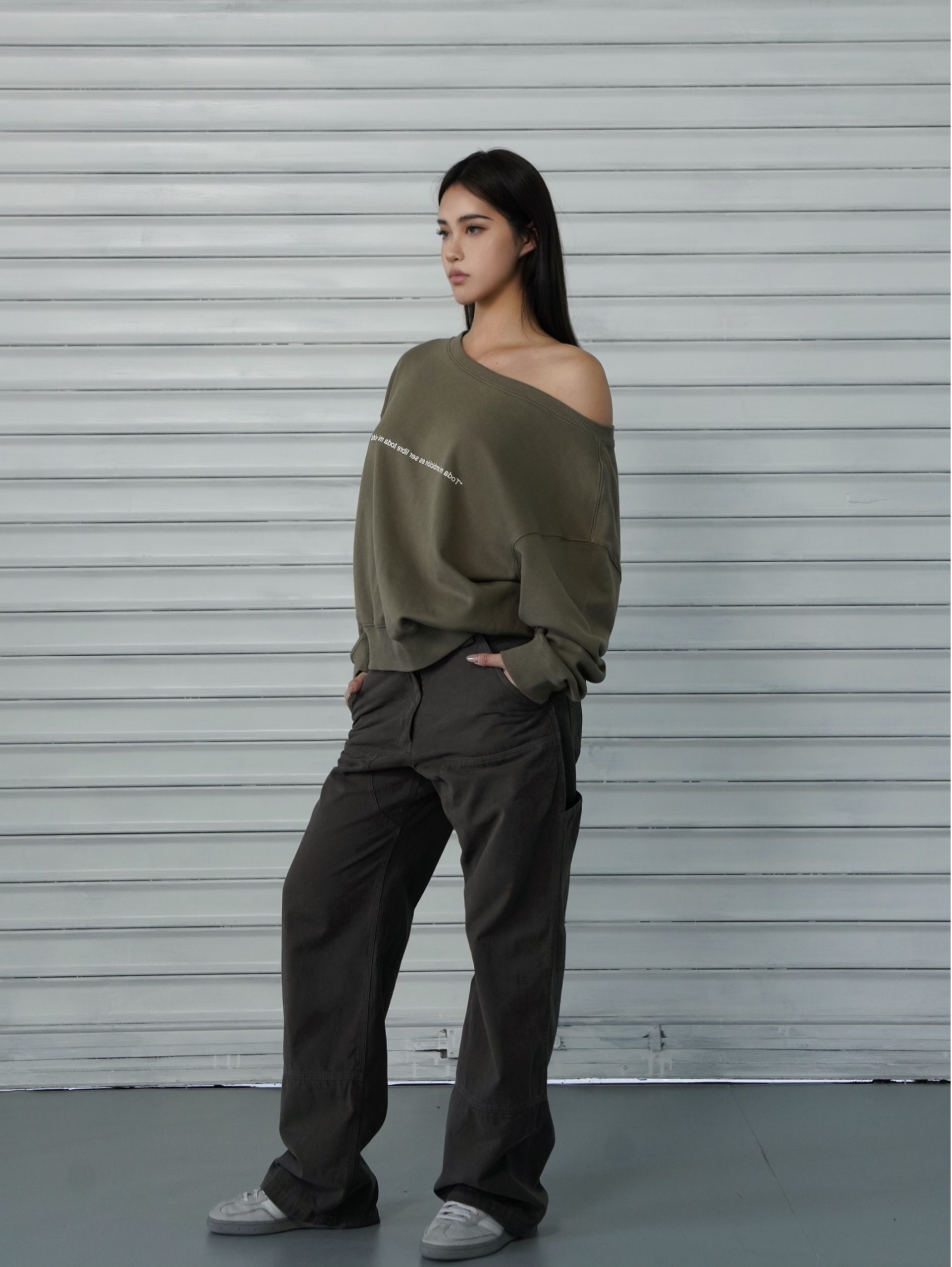 Slouchy Oversized Sweatshirt with Retro Casual One-Shoulder Design - Y2K Inspired Fashion Slouchy Oversized Sweatshirt with Retro Casual One-Shoulder Design - Y2K Inspired Fashion