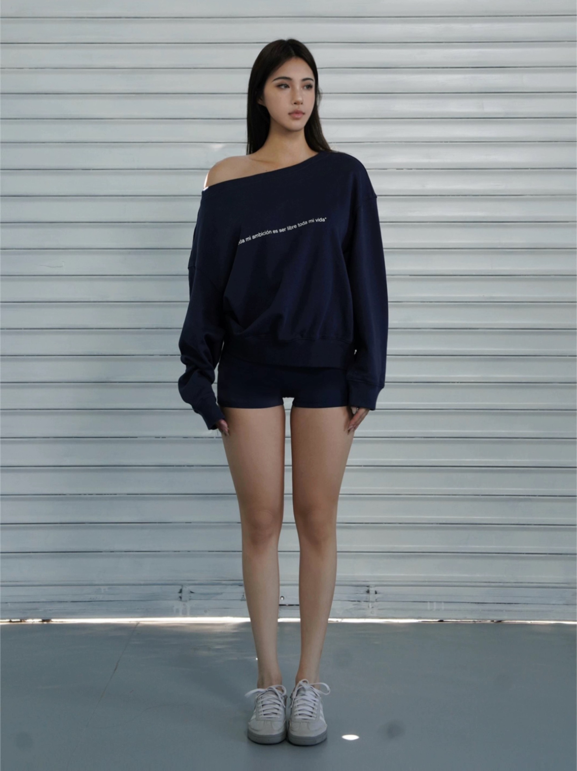 Slouchy Oversized Sweatshirt with Retro Casual One-Shoulder Design - Y2K Inspired Fashion Slouchy Oversized Sweatshirt with Retro Casual One-Shoulder Design - Y2K Inspired Fashion