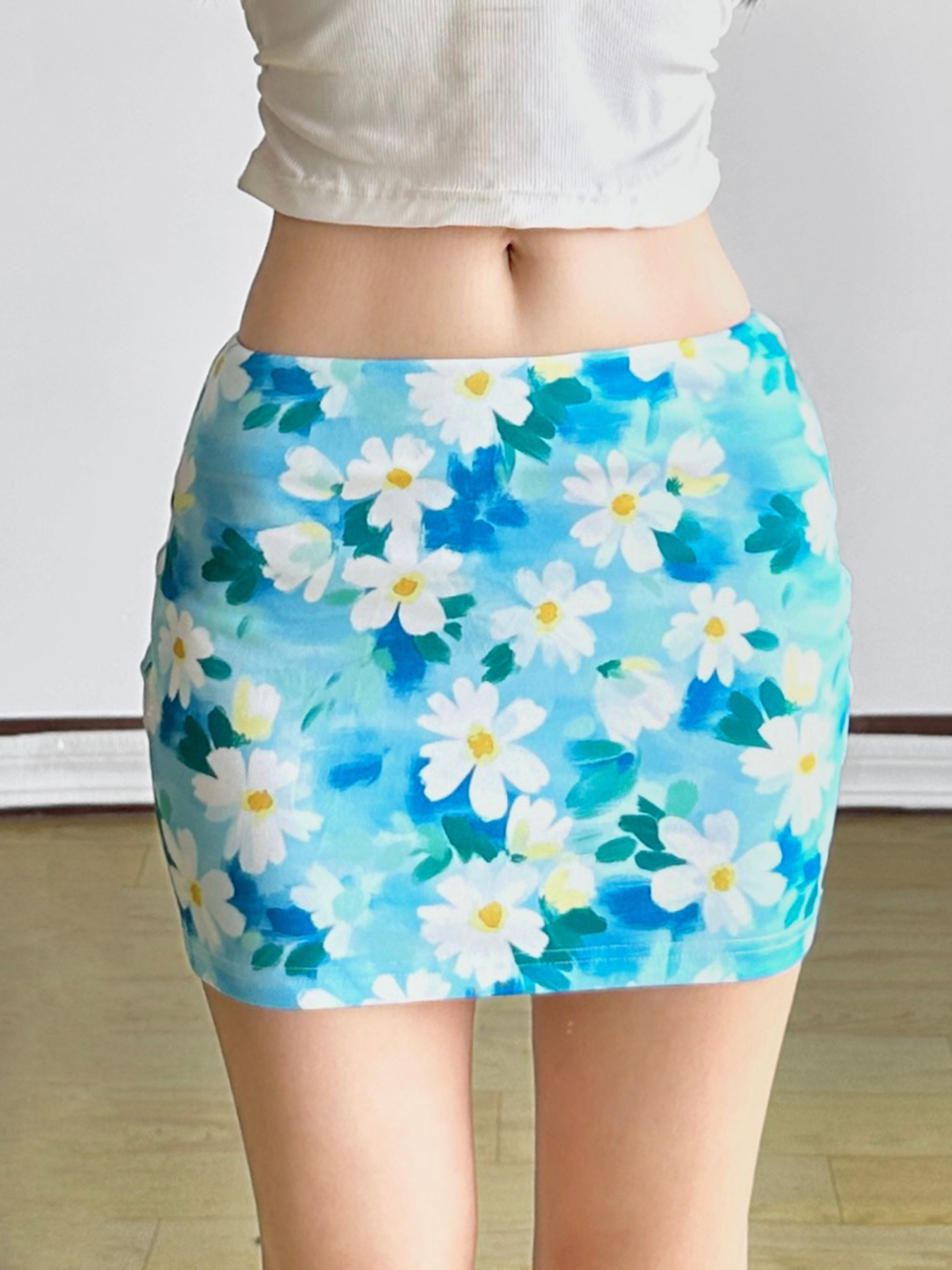 Small Daisy Floral Bodycon Skirt - Women's Fresh Oil Paint Blue Midi Skirt for Spring - Trendy Dopamine Fashion Small Daisy Floral Bodycon Skirt - Women's Fresh Oil Paint Blue Midi Skirt for Spring - Trendy Dopamine Fashion