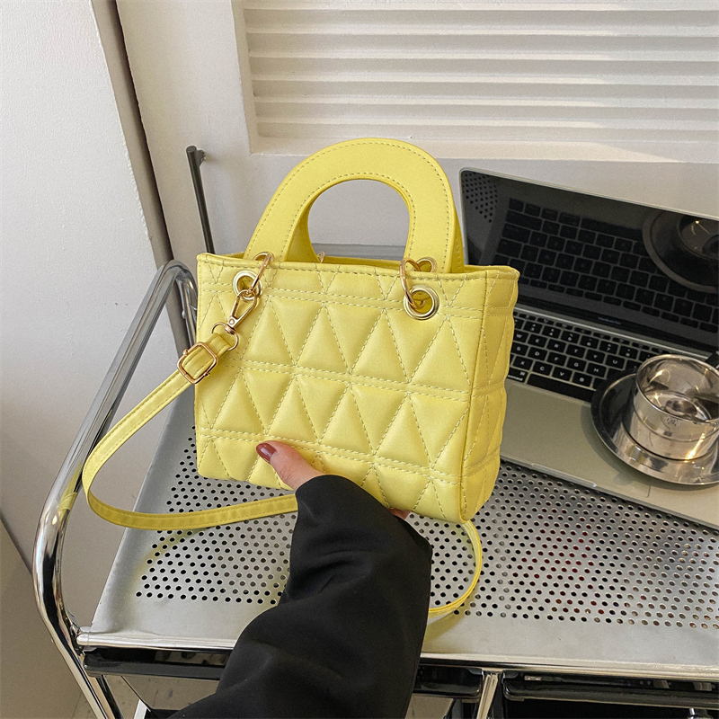 Small Diamond-Pattern Mini Bucket Bag for Women - Trendy Summer 2025 Crossbody Handbag for Commuting and Everyday Style Small Diamond-Pattern Mini Bucket Bag for Women - Trendy Summer 2025 Crossbody Handbag for Commuting and Everyday Style