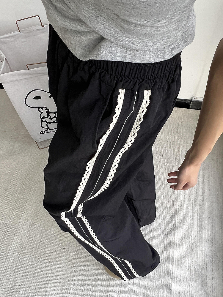 Spicy Girl Cargo Pants for Women – American-Style Lace Splicing, Wide-Leg Design, Flattering for Petite Figures, Versatile Casual Wear Spicy Girl Cargo Pants for Women – American-Style Lace Splicing, Wide-Leg Design, Flattering for Petite Figures, Versatile Casual Wear