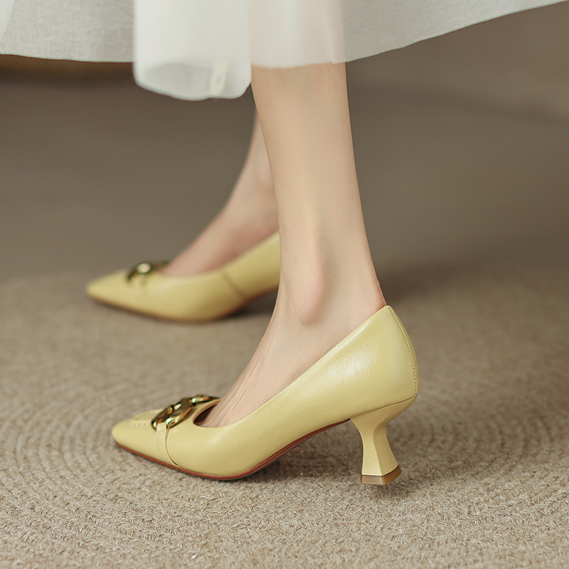 Square-Toed Chunky Heel Kitten Heels in Genuine Leather - Versatile Women's Shoes for Stylish Occasions Square-Toed Chunky Heel Kitten Heels in Genuine Leather - Versatile Women's Shoes for Stylish Occasions