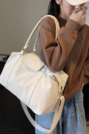 Stylish Lightweight Waterproof Travel Bag for Women - Large Capacity Commuter Shoulder Luggage for Short-Distance Business Trips