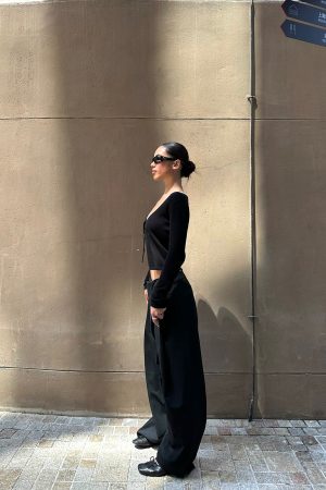 Stylish Minimalist Black Trousers with Built-In Layers and Special Cut - Trendy Loose Fit for Effortless Chic Style