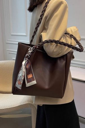 Stylish Minimalist Shoulder Bag for Women - Large Capacity Commuter Tote with Versatile Niche Design