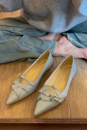 Stylish Sheepskin Pointed Toe Ruffled Edge Genuine Leather Slip-On Flat Shoes for Versatile Everyday Wear