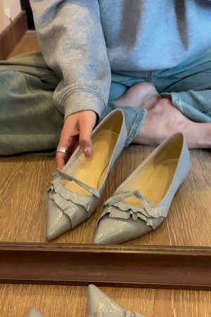 Stylish Sheepskin Pointed Toe Ruffled Edge Genuine Leather Slip-On Flat Shoes for Versatile Everyday Wear