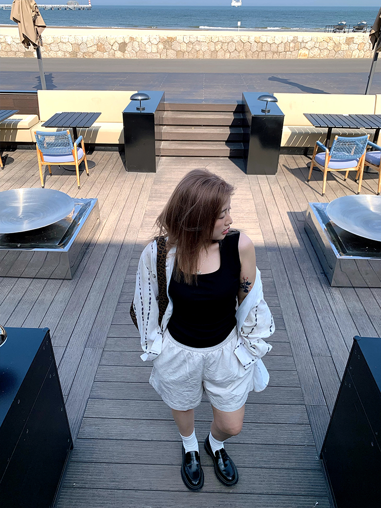 Summer 2025 Women's Versatile Round Neck Sleeveless Tank Top - Loose Slimming Base Layer for Y2K and 90s Style Summer 2025 Women's Versatile Round Neck Sleeveless Tank Top - Loose Slimming Base Layer for Y2K and 90s Style