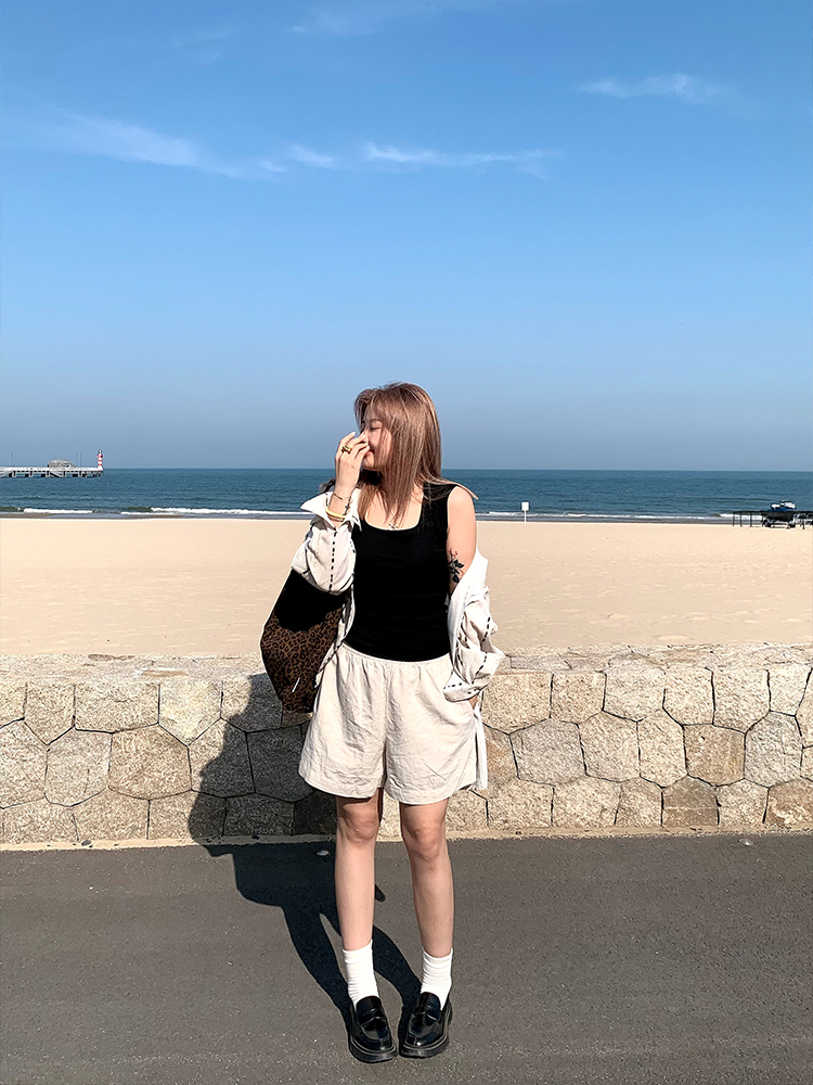 Summer 2025 Women's Versatile Round Neck Sleeveless Tank Top - Loose Slimming Base Layer for Y2K and 90s Style Summer 2025 Women's Versatile Round Neck Sleeveless Tank Top - Loose Slimming Base Layer for Y2K and 90s Style