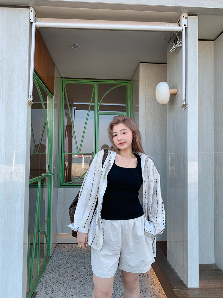 Summer 2025 Women's Versatile Round Neck Sleeveless Tank Top - Loose Slimming Base Layer for Y2K and 90s Style Summer 2025 Women's Versatile Round Neck Sleeveless Tank Top - Loose Slimming Base Layer for Y2K and 90s Style