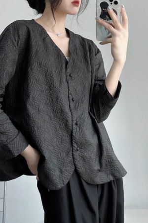Textured Black and White Suit Jacket, Pleated Short V-Neck, Loose A-Line, New Chinese Style, Age-Reducing Autumn Layering Piece