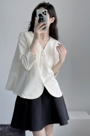 Textured Black and White Suit Jacket, Pleated Short V-Neck, Loose A-Line, New Chinese Style, Age-Reducing Autumn Layering Piece