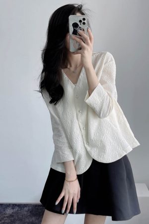 Textured Black and White Suit Jacket, Pleated Short V-Neck, Loose A-Line, New Chinese Style, Age-Reducing Autumn Layering Piece