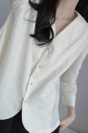 Textured Black and White Suit Jacket, Pleated Short V-Neck, Loose A-Line, New Chinese Style, Age-Reducing Autumn Layering Piece