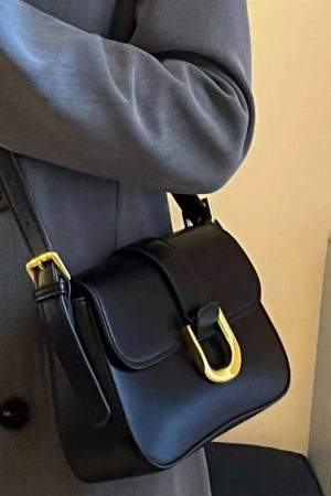 Textured Women's Vintage Baguette Bag with Horseshoe Buckle - Versatile Shoulder and Crossbody Style for 2023 Fashion Trends