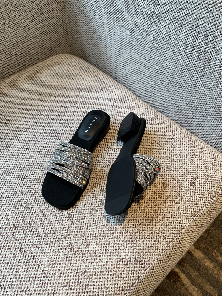 Thick-Heeled Water Drill Slippers for Women, Summer 2025 Mid-Heel Sandals, Stylish One-Word Design for Skirts and Casual Outfits Thick-Heeled Water Drill Slippers for Women, Summer 2025 Mid-Heel Sandals, Stylish One-Word Design for Skirts and Casual Outfits