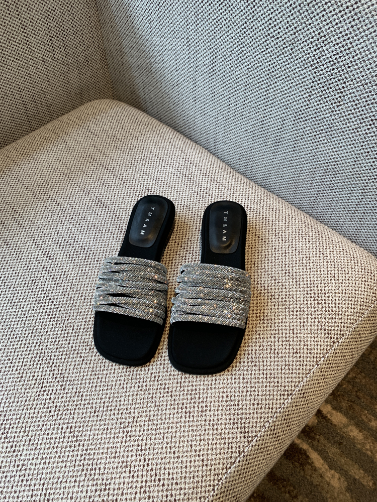 Thick-Heeled Water Drill Slippers for Women, Summer 2025 Mid-Heel Sandals, Stylish One-Word Design for Skirts and Casual Outfits Thick-Heeled Water Drill Slippers for Women, Summer 2025 Mid-Heel Sandals, Stylish One-Word Design for Skirts and Casual Outfits