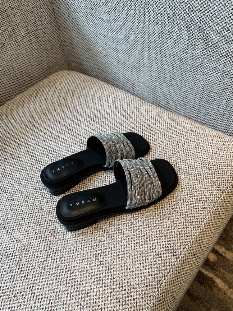 Thick-Heeled Water Drill Slippers for Women, Summer 2025 Mid-Heel Sandals, Stylish One-Word Design for Skirts and Casual Outfits Thick-Heeled Water Drill Slippers for Women, Summer 2025 Mid-Heel Sandals, Stylish One-Word Design for Skirts and Casual Outfits