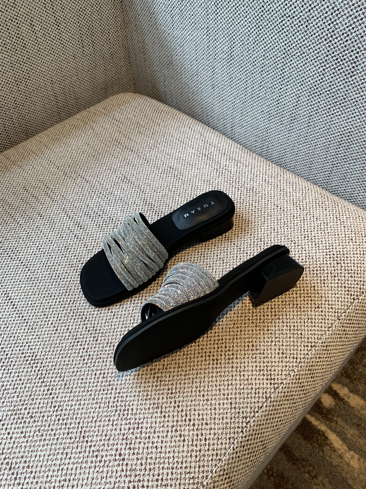 Thick-Heeled Water Drill Slippers for Women, Summer 2025 Mid-Heel Sandals, Stylish One-Word Design for Skirts and Casual Outfits Thick-Heeled Water Drill Slippers for Women, Summer 2025 Mid-Heel Sandals, Stylish One-Word Design for Skirts and Casual Outfits