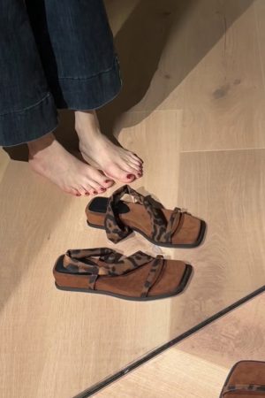 Thick-Soled Sheepskin One-Strap Square-Toe Sandals for Women - Retro Two-Way Wear Perfect for Skirts and Summer Outfits