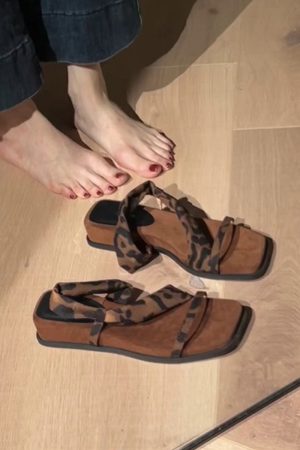 Thick-Soled Sheepskin One-Strap Square-Toe Sandals for Women - Retro Two-Way Wear Perfect for Skirts and Summer Outfits