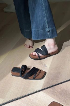 Thick-Soled Sheepskin One-Strap Square-Toe Sandals for Women - Retro Two-Way Wear Perfect for Skirts and Summer Outfits