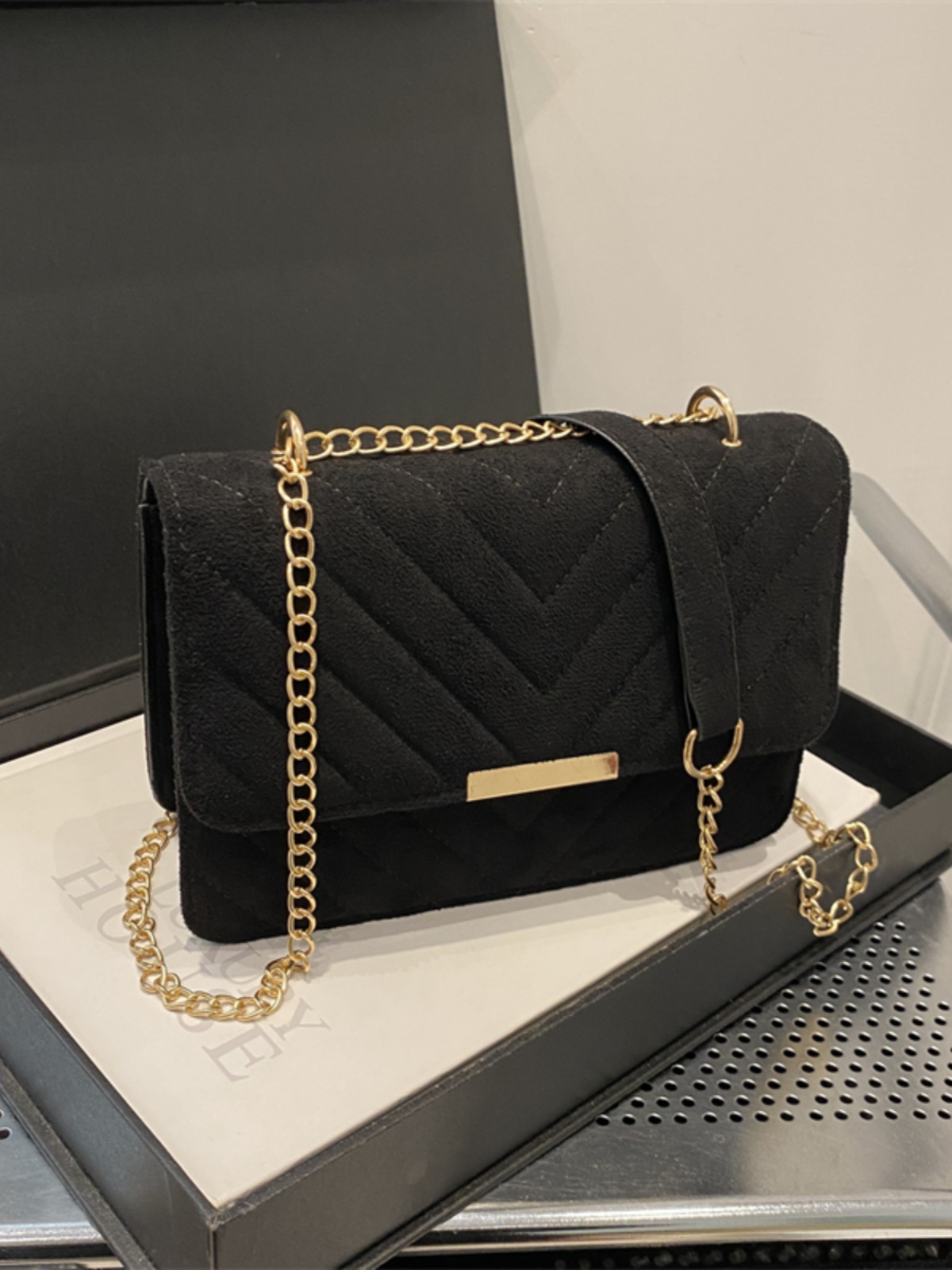 Trendy 2025 Women's Textured Chain Shoulder Crossbody Bag - Retro Small Square Design, Versatile Fashion Accessory Trendy 2025 Women's Textured Chain Shoulder Crossbody Bag - Retro Small Square Design, Versatile Fashion Accessory