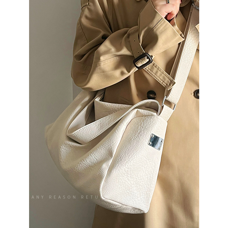 Trendy Korean Style Women's Large Capacity Shoulder Crossbody Bag - Casual Versatile High-End Fashion 2024 Trendy Korean Style Women's Large Capacity Shoulder Crossbody Bag - Casual Versatile High-End Fashion 2024