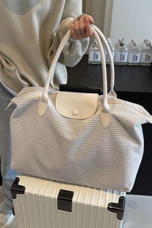 Trendy Large Capacity Commuter Travel Bag for Women - Lightweight Versatile Shoulder Bag for Travel and Maternity 2025